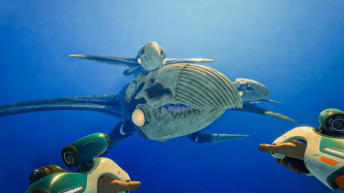 Großes, fischähnliches, blau-grünes Meereswesen mit geripptem Kopf und mehreren Flossen, umgeben von zwei kleinen, futuristischen Tauchrobotern