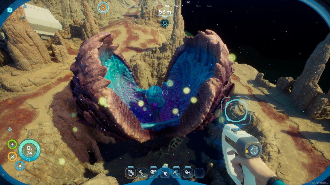 Unterwasserlandschaft mit einer großen geöffneten muschelartigen Kreatur und einem Tauchgerät im Vordergrund