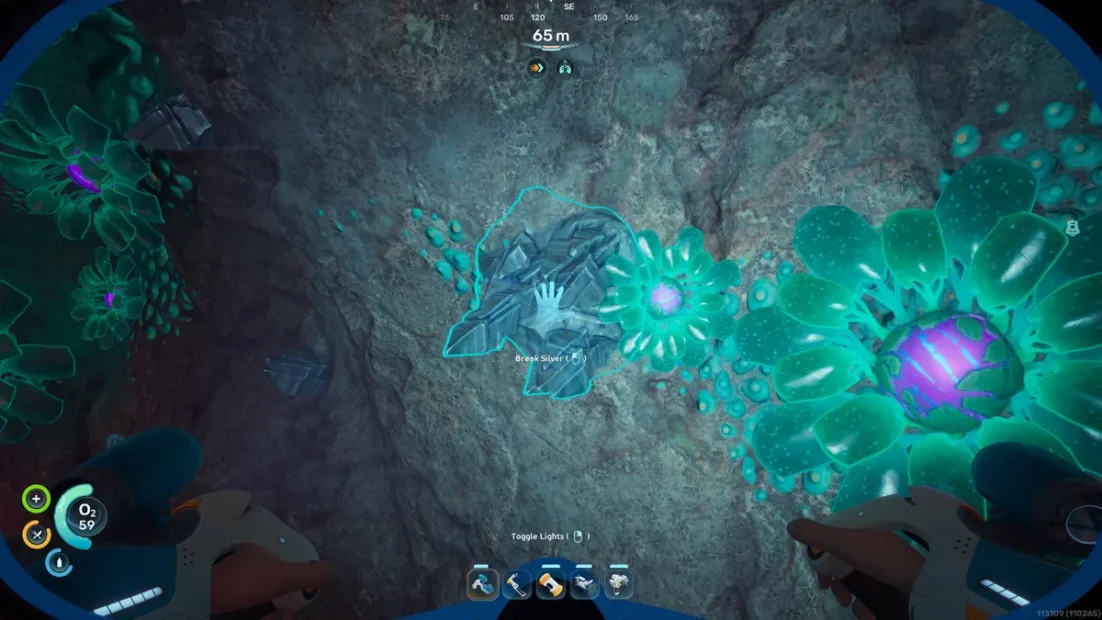 Subnautica 2 Silber: Unterwasseraufnahme einer Hand, die auf leuchtende, kristallartige Strukturen an einer Felswand zeigt