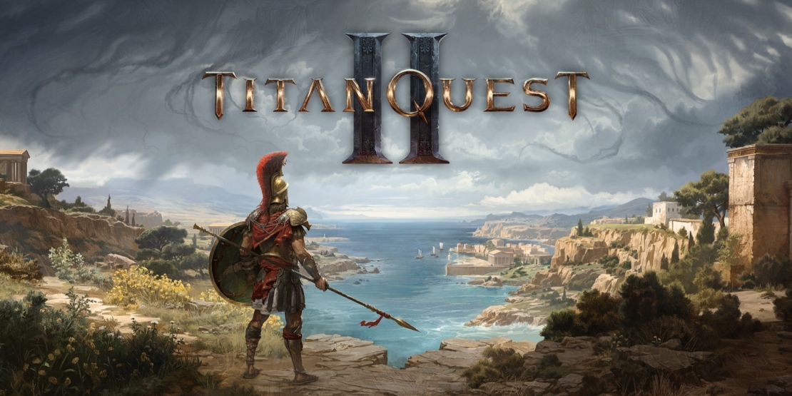 Ein Krieger in Rüstung und mit roter Feder steht auf einer Klippe und schaut auf eine Küstenlandschaft mit blauem Meer und Gebäuden in der Ferne. Der Titel „TITAN QUEST II” ist gut sichtbar.